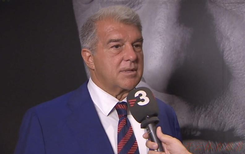 开云体育APP下载：巴萨重返诺坎普，拉波尔塔开球仪式引爆争议！